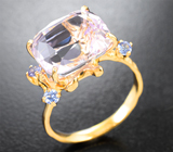 Золотое кольцо с пастельно-пурпурным кунцитом 8,58 карата и танзанитами