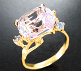 Золотое кольцо с пастельно-пурпурным кунцитом 8,58 карата и танзанитами