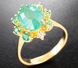 Золотое кольцо с ярким «неоновым» центральным изумрудом 2,69 карата, малыми изумрудами, бериллами и бриллиантом