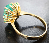 Золотое кольцо с ярким «неоновым» центральным изумрудом 2,69 карата, малыми изумрудами, бериллами и бриллиантом