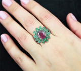 Шикарное серебряное кольцо с рубином и изумрудами