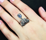 Скульптурное серебряное кольцо с кианитом, пурпурными сапфирами и черной шпинелью