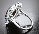 Серебряное кольцо с аммолитом аммонита 8,48 карата, синими сапфирами и голубыми топазами