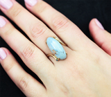 Золотое кольцо с крупной небесно-голубой монгольской бирюзой 14,39 карата и синими сапфирами
