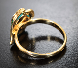 Золотое кольцо с яркой резной армянской бирюзой 1,02 карата и насыщенными цаворитами