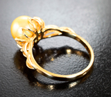 Золотое кольцо с топовой золотистой жемчужиной 4,32 карата и золотистыми сапфирами