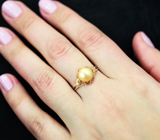 Золотое кольцо с топовой золотистой жемчужиной 4,32 карата и золотистыми сапфирами