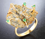 Золотое кольцо с резной океанической яшмой 14,21 карата и цаворитами