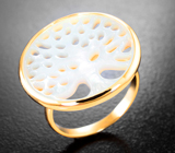 Золотое кольцо с резной камеей из перламутра «Древо жизни»