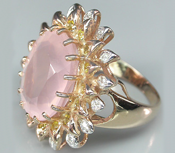 Кольцо из золота с розовым кварцем