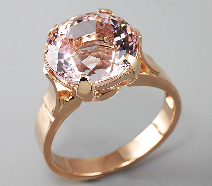 Золотое кольцо с одним большим камнем