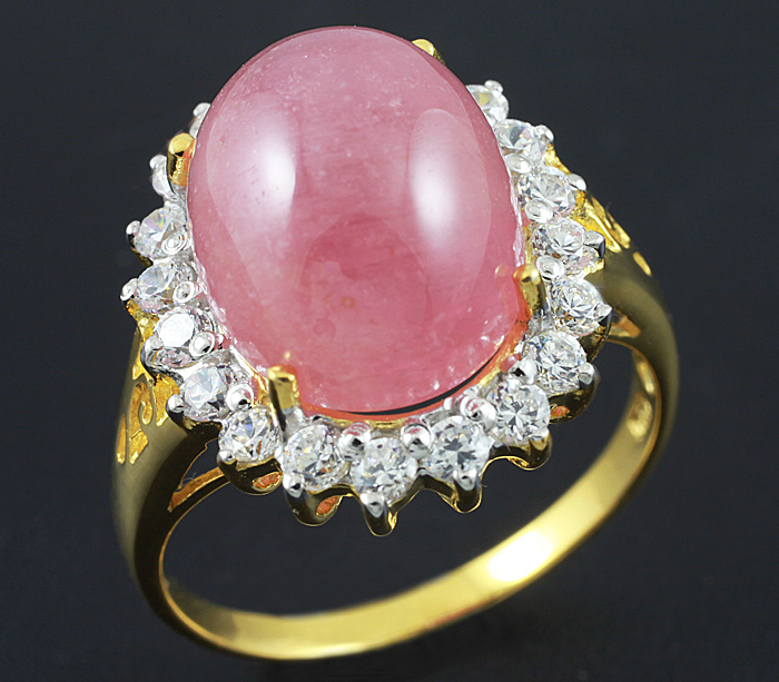 Розовый камень на кольце