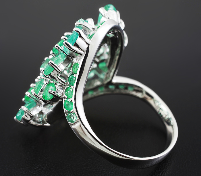 Серебряные кольца с изумрудом женские