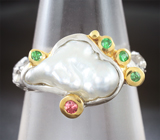 Серебряное кольцо с жемчужиной барокко, сапфиром и цаворитами