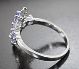 Интересное серебряное кольцо с танзанитами
