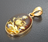 Золотой кулон с резным янтарем 4,79 карата Золото