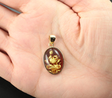 Золотой кулон с резным янтарем 4,79 карата Золото