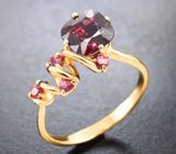 Золотое кольцо c насыщенной вишневой шпинелью 1,67 карата и яркими розовыми сапфирами Золото