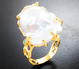 Крупное золотое кольцо с крупной жемчужиной барокко розового люстра 38,49 карата, уральскими изумрудами и бриллиантами Золото