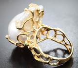 Крупное золотое кольцо с крупной жемчужиной барокко розового люстра 38,49 карата, уральскими изумрудами и бриллиантами Золото
